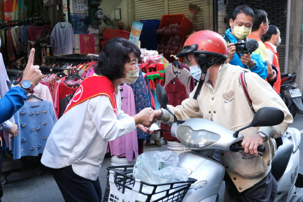 嘉義市長候選人黃敏惠每天都是一雙手握過一雙手,向市民朋友誠懇請託。