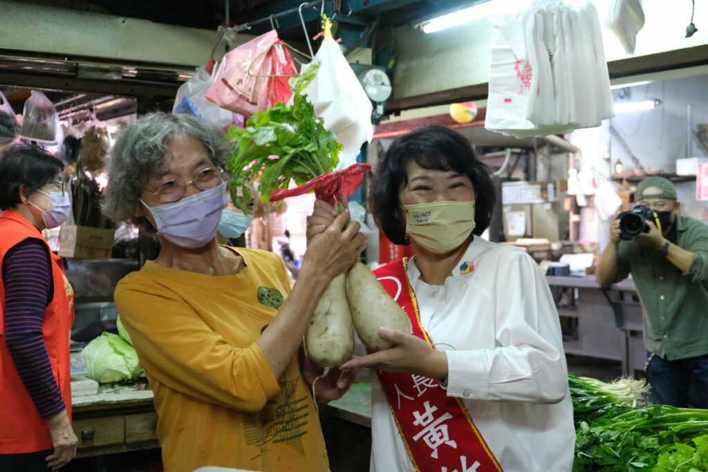嘉義市長候選人黃敏惠每天都是一雙手握過一雙手,向市民朋友誠懇請託。