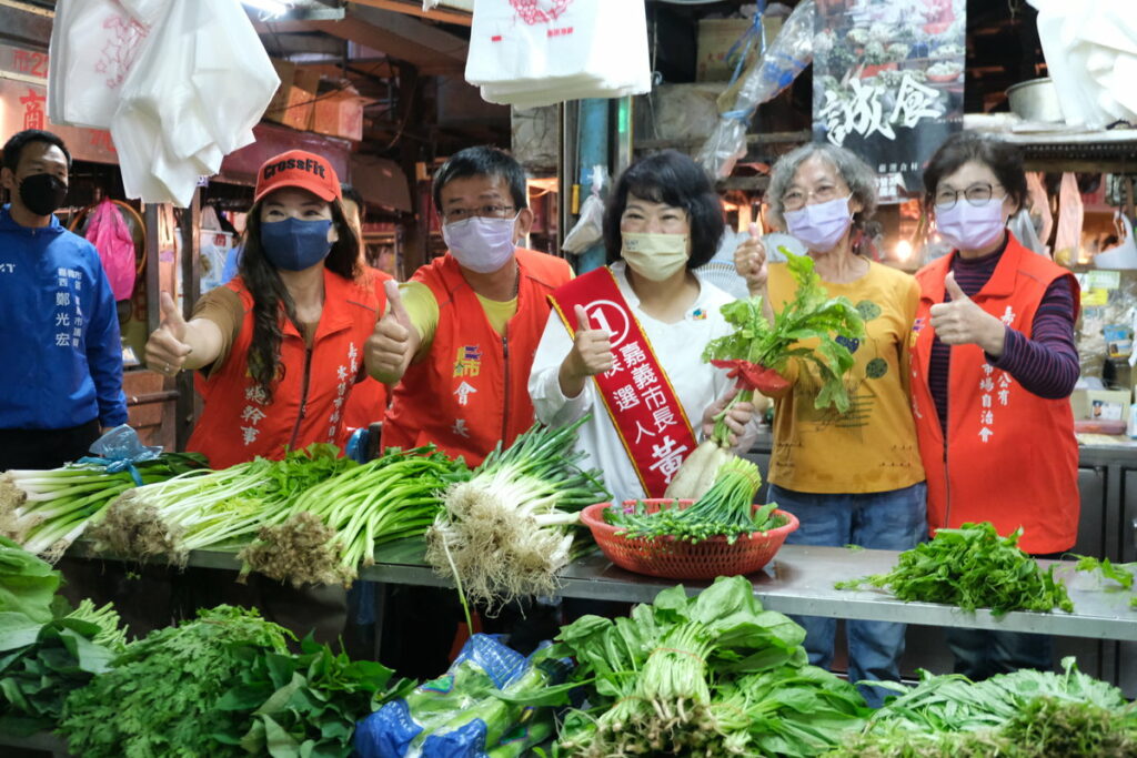 嘉義市長候選人黃敏惠每天都是一雙手握過一雙手,向市民朋友誠懇請託。