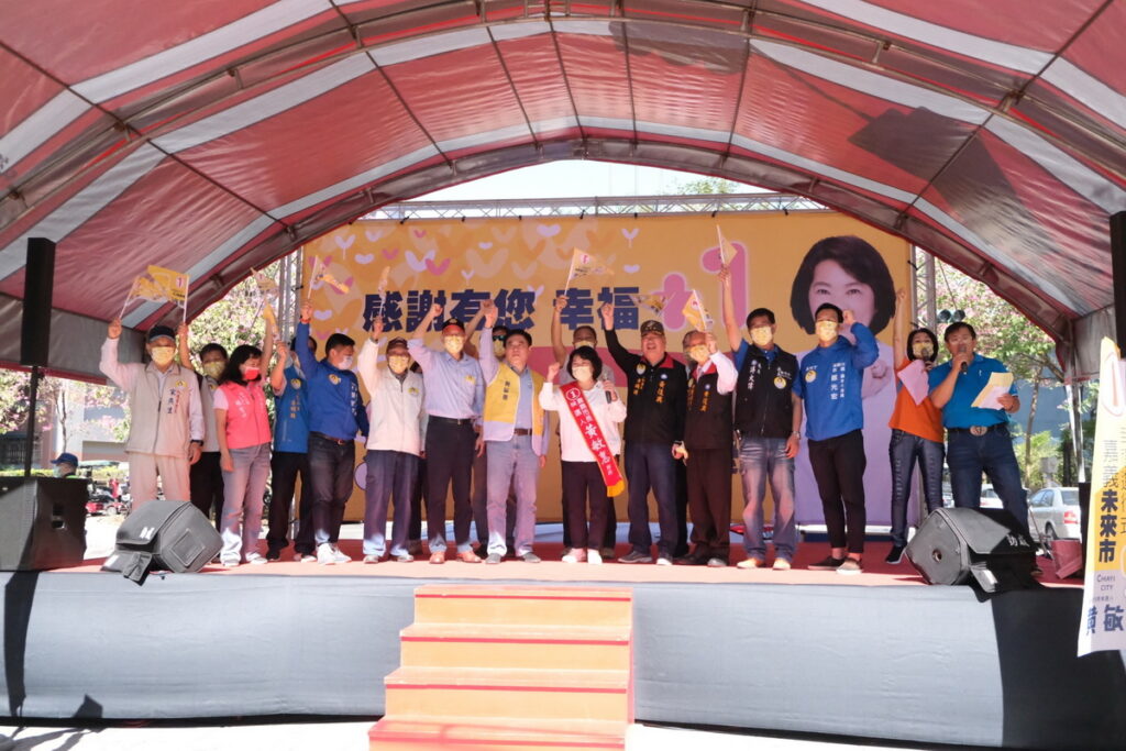 由黃復興黨部所舉辦的「挺黃敏惠勝選連任團結大會」,現場也邀請到國民黨前副主席郝龍斌、黃復興黨部主委季麟連上將,以及前退輔會主委董翔龍上將等人與會,喊話大家12/18齊相挺,讓黃敏惠高票連任