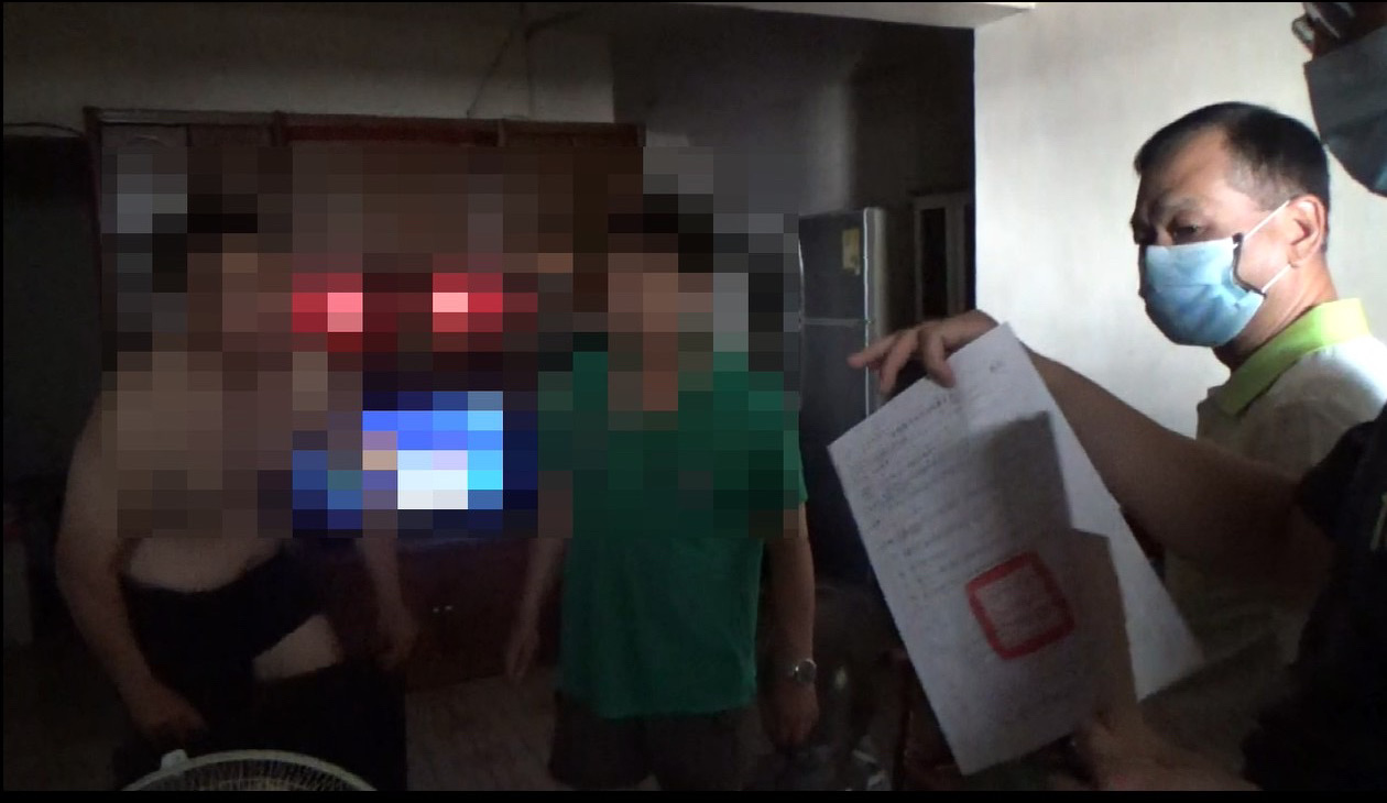 ▲ 警方持搜索票於高雄市鳳山區拘提詐欺犯嫌4人到案        (圖/台中市警察局 提供)