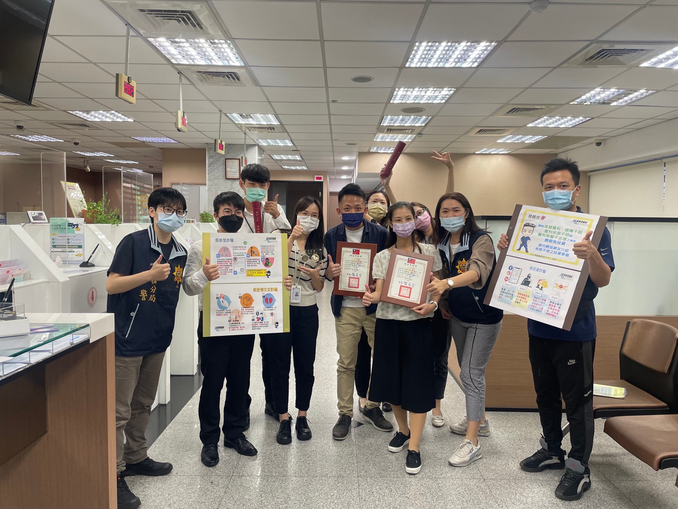 板橋警銀聯手積極阻詐。(記者戴昱弘翻攝)