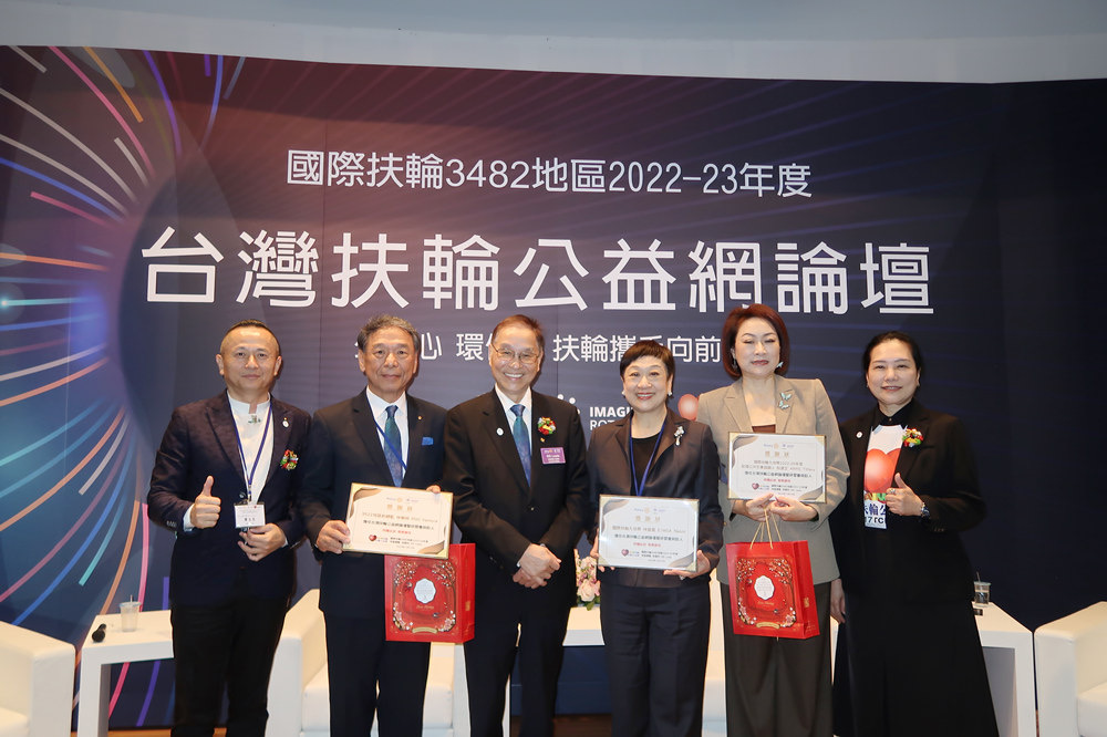 左起：3482前社長廖文良 ，3522前總監林華明，3482總監徐錕柏，3482前總監林鑾鳳3523前總監阮虔芷，3482扶輪公益網主委陸彤。（圖/台灣扶輪公益網提供)