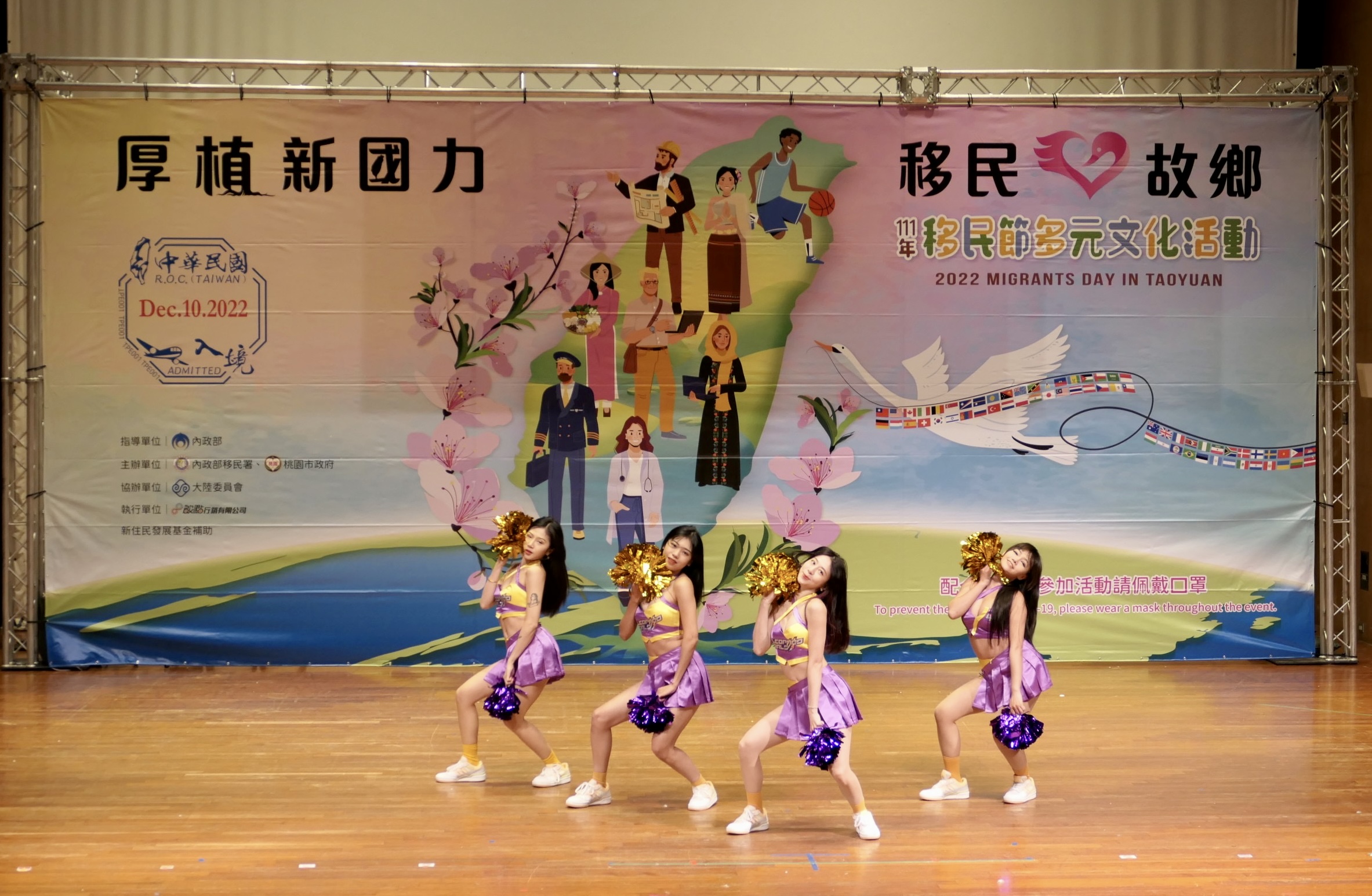 桃園在地職籃雲豹隊專屬啦啦隊「電豹女」動感表演。(記者馬治薇攝)