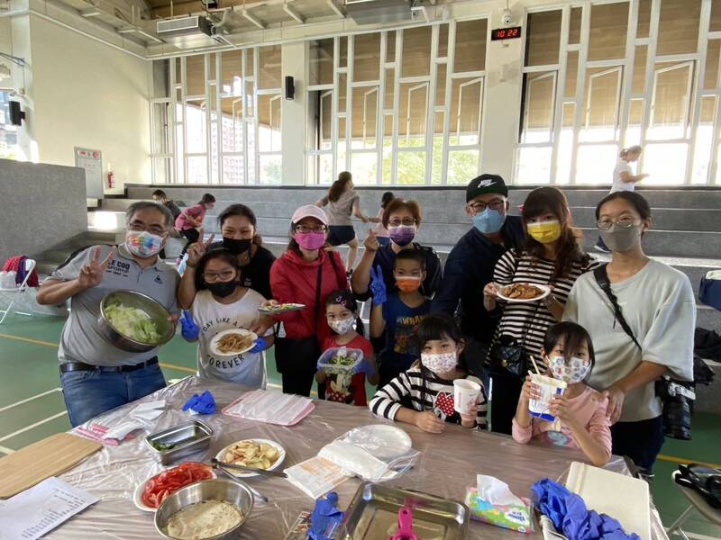 漾新聞|小小廚師讓美味佳餚上桌 河堤國小親子共廚DIY「希臘雞肉捲餅」