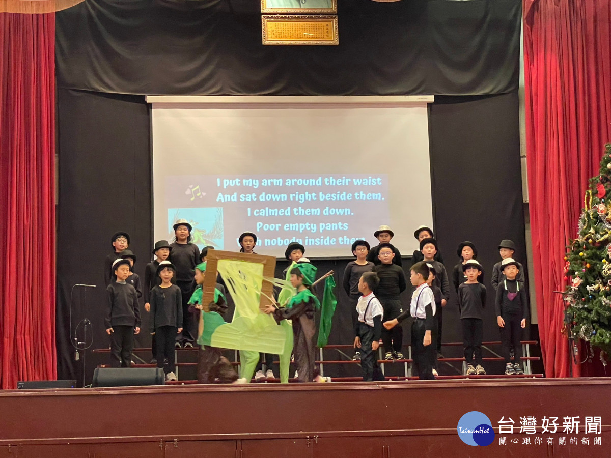 大華雙語小學展現英語教學成果,演譯蘇斯博士繪本故事。