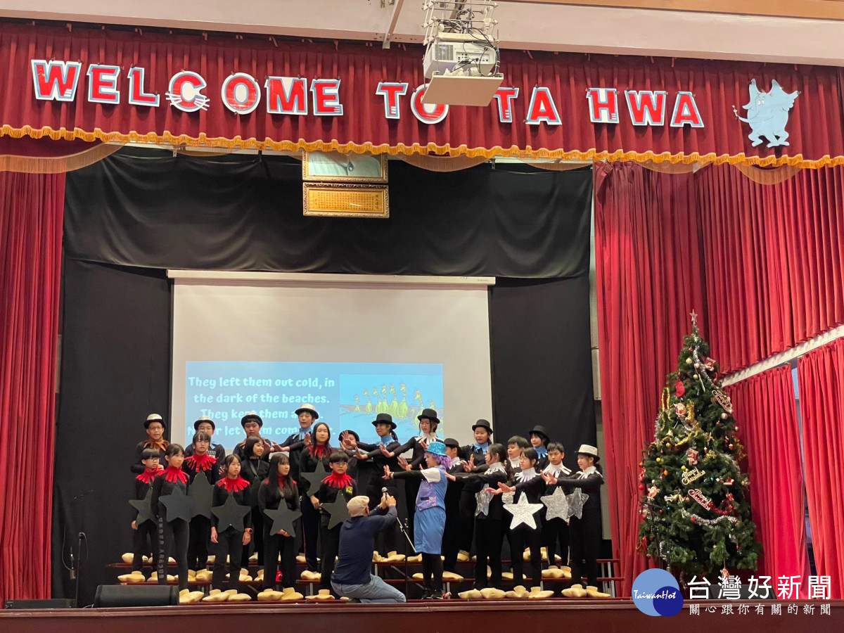 大華雙語小學展現英語教學成果,演譯蘇斯博士繪本故事。