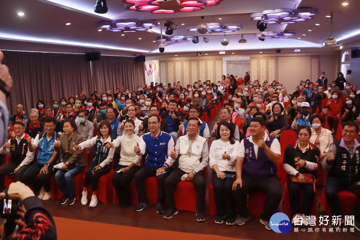 朱主席與各當選人及地方幹部合影。（記者扶小萍攝）