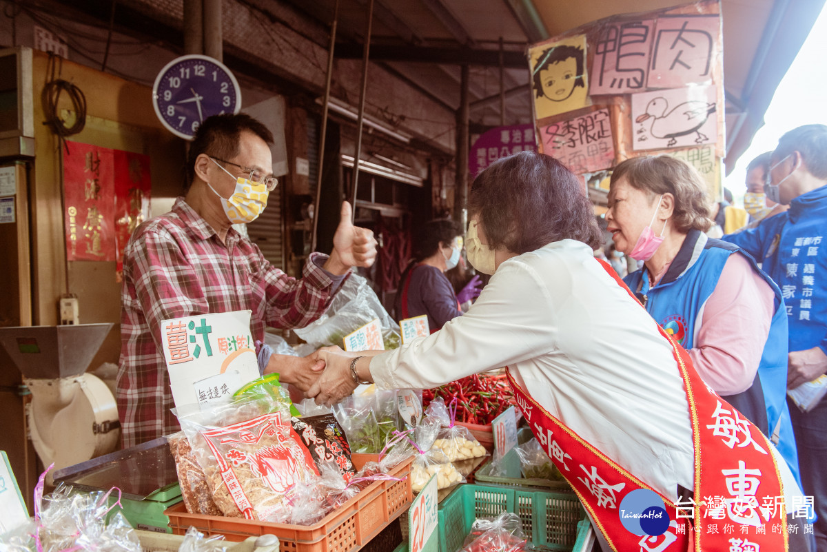 選前超級星期天,黃敏惠共和市場拜票/陳致愷翻攝