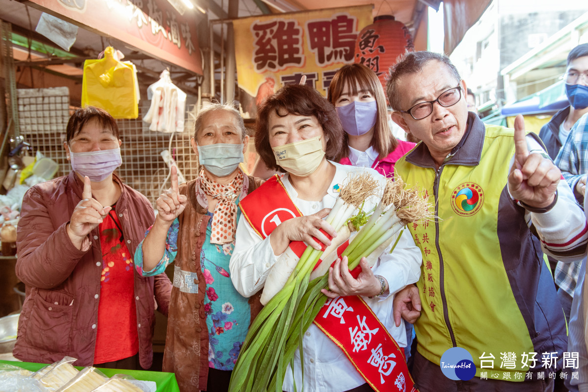 選前超級星期天,黃敏惠共和市場拜票/陳致愷翻攝