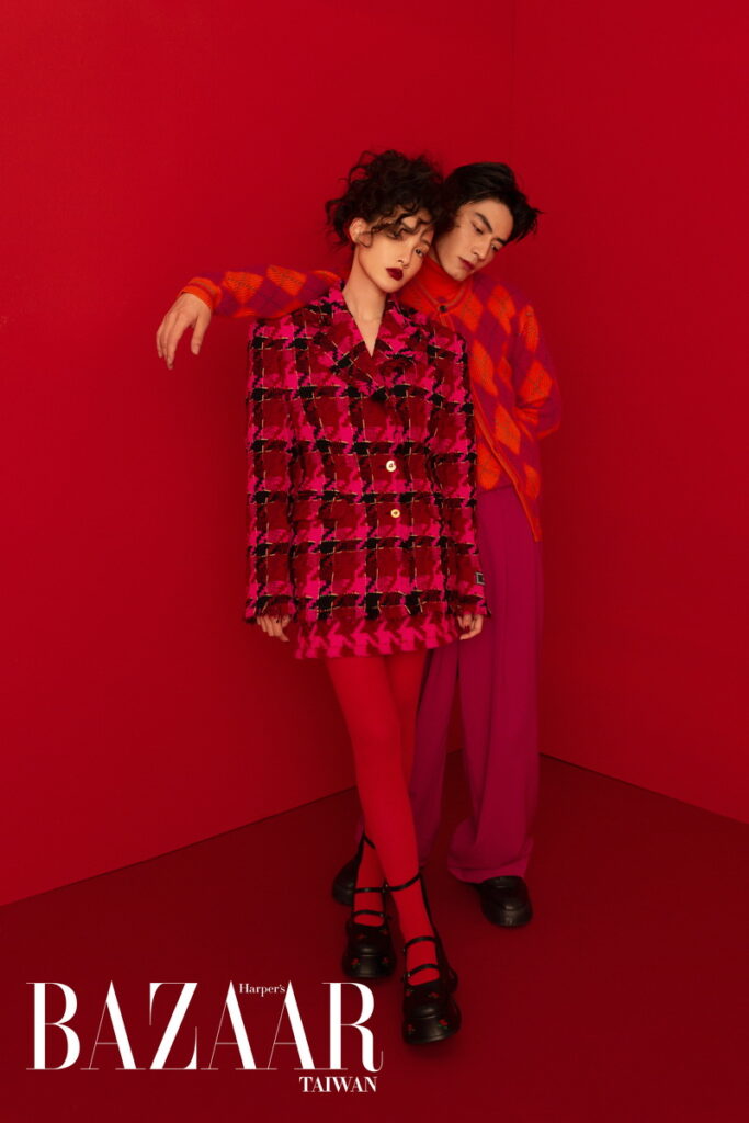 林映唯:千鳥格紋外套、千鳥格紋短裙,VERSACE;黑色繫帶厚底鞋,CHARLES & KEITH。宋柏緯:格紋針織背心、格紋針織外套、鮮粉紅寬褲、黑色運動鞋,All by VERSACE;紅色粗框太陽眼鏡,GUCCI;斜側背腰包,CHARLES & KEITH。(照片轉載自「《Harper’s BAZAAR》國際中文版」)