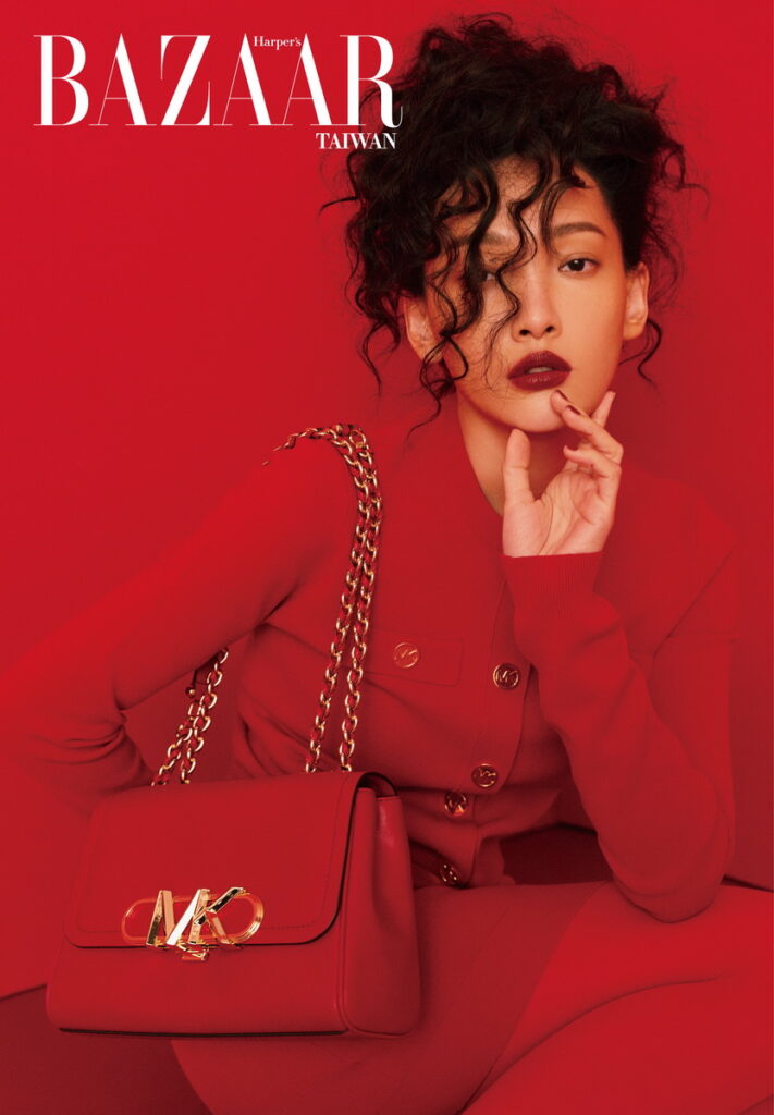 紅色針織外套、短裙、Parker紅色經典釦飾鍊帶包,all by Michael Michael Kors。(照片轉載自「《Harper’s BAZAAR》國際中文版」)