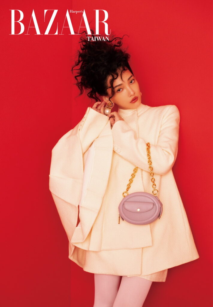 米色斗篷大衣,GUCCI;米色毛呢短褲,SANDRO;珍珠耳環,VERSACE;紫色鍊包,CHARLES & KEITH。(照片轉載自「《Harper’s BAZAAR》國際中文版」)