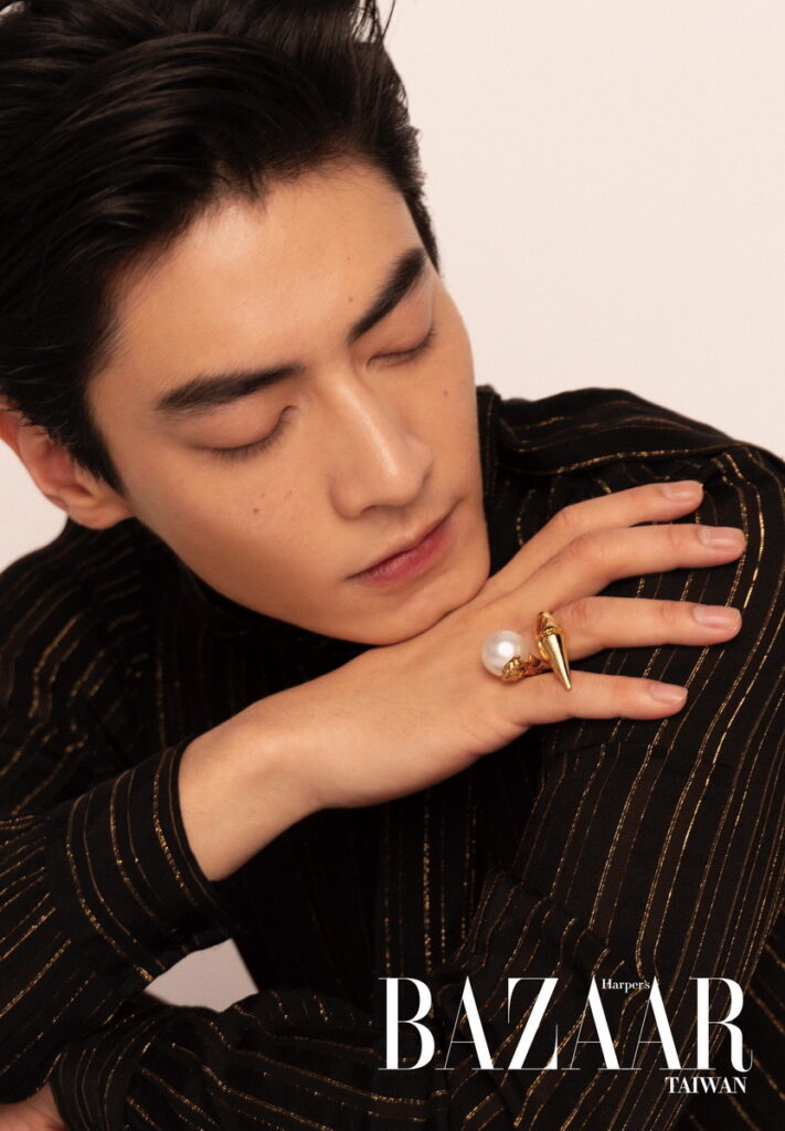 黑色金線襯衫,SAINT LAURENT;珍珠戒指,VERSACE。(照片轉載自「《Harper’s BAZAAR》國際中文版」)