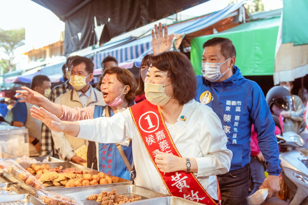 嘉義市長候選人黃敏惠向來早市的鄉親們問好請託