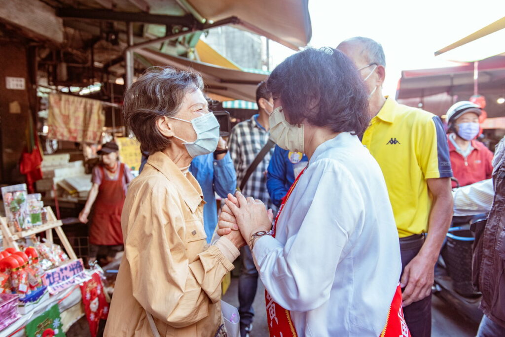 嘉義市長候選人黃敏惠向來早市的鄉親們問好請託