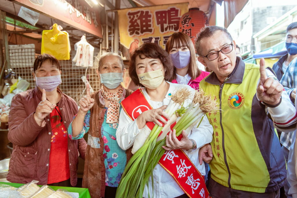 嘉義市長候選人黃敏惠向來早市的鄉親們問好請託