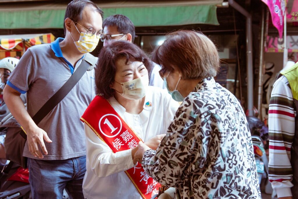嘉義市長候選人黃敏惠向來早市的鄉親們問好請託