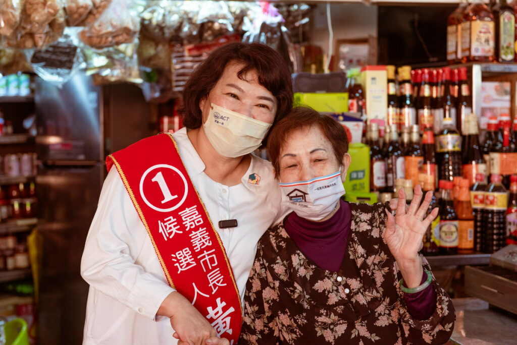 嘉義市長候選人黃敏惠向來早市的鄉親們問好請託