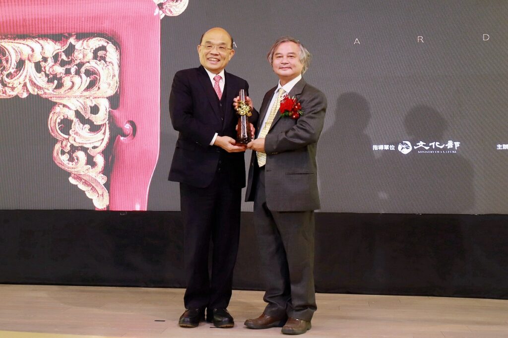 行政院長蘇貞昌(左)頒發「2022國家工藝成就獎」獎座予得主李秉圭藝師。(圖/工藝中心提供)