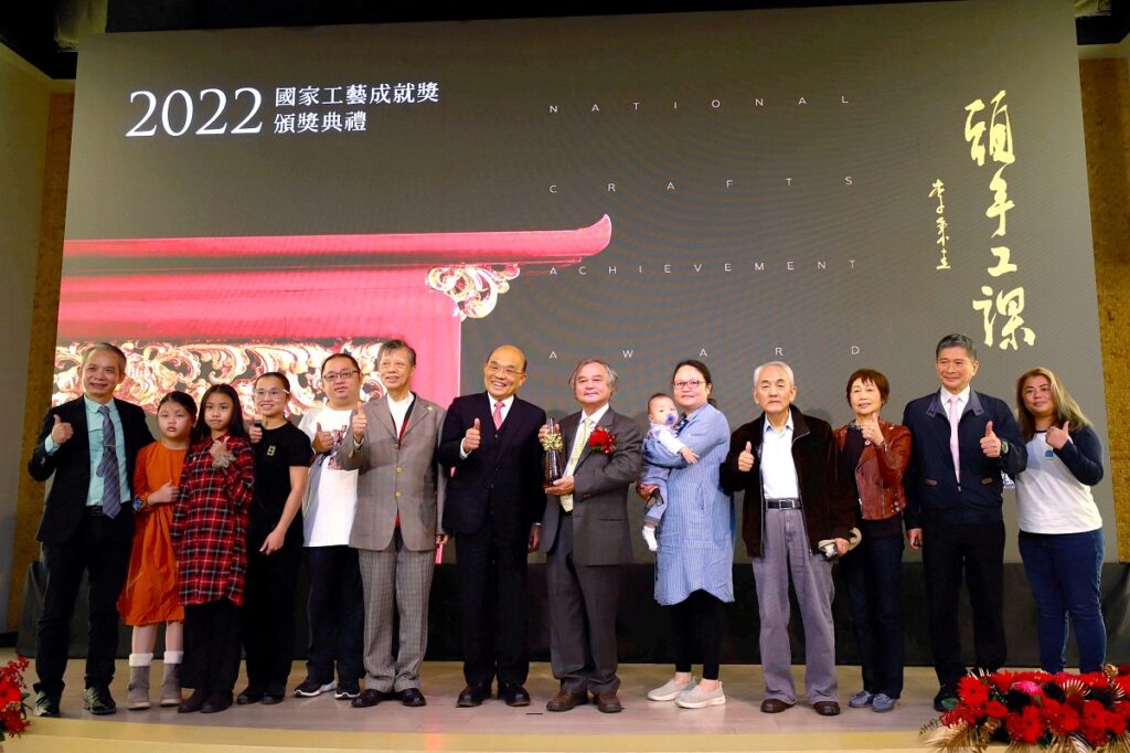 2022國家工藝成就獎得主李秉圭(左8)及親屬、行政院長蘇貞昌(左7)、文化部長李永得(右2)、工藝中心主任張仁吉(左1)等合影。(圖/工藝中心提供)