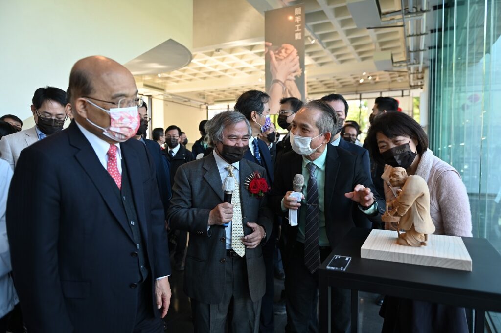行政院長蘇貞昌(左1)參觀「頭手工課.李秉圭特展」,2022國家工藝成就獎得主李秉圭(左2)介紹其作品。(圖/工藝中心提供)