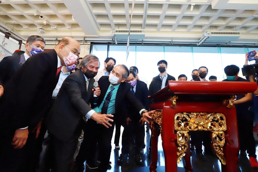 行政院長蘇貞昌(左1)在2022國家工藝成就獎得主李秉圭(左2)及工藝中心主任張仁吉(左3)陪同導覽下,參觀「頭手工課.李秉圭特展」。(圖/工藝中心提供)