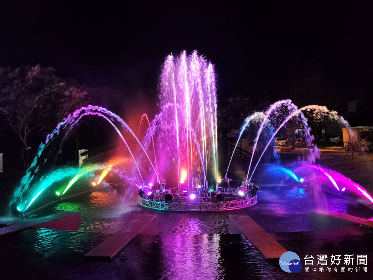 鹿港越夜越美麗,鹿港溪水舞秀璀璨登場。圖/彰化縣政府提供