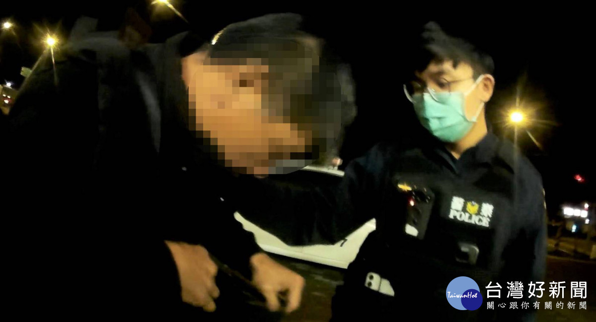 男子酒醉遺失錢包，大園警幫忙尋回助返家。