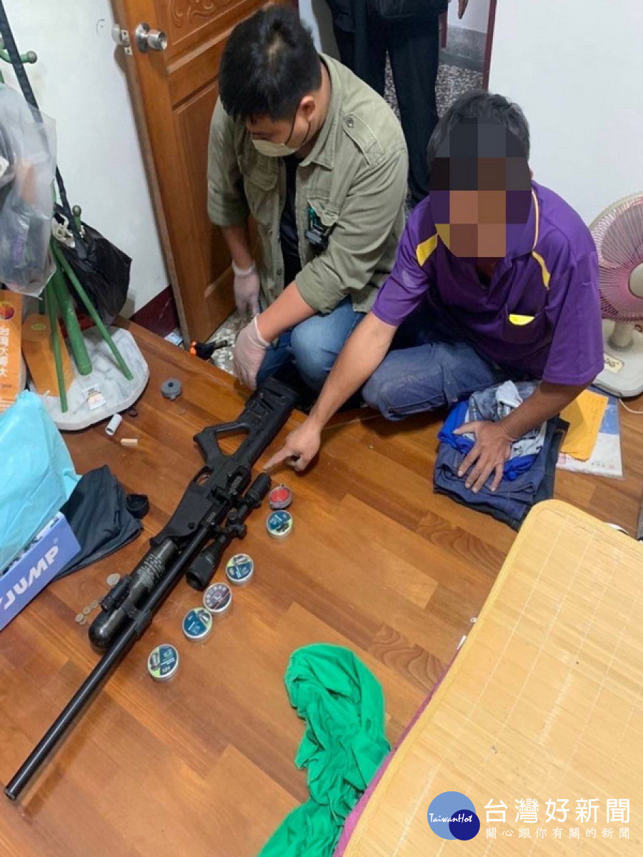 ▲雄警在南投陳嫌住所當場查獲AW-338型空氣狙擊槍1把、鉛彈5盒等罪證。