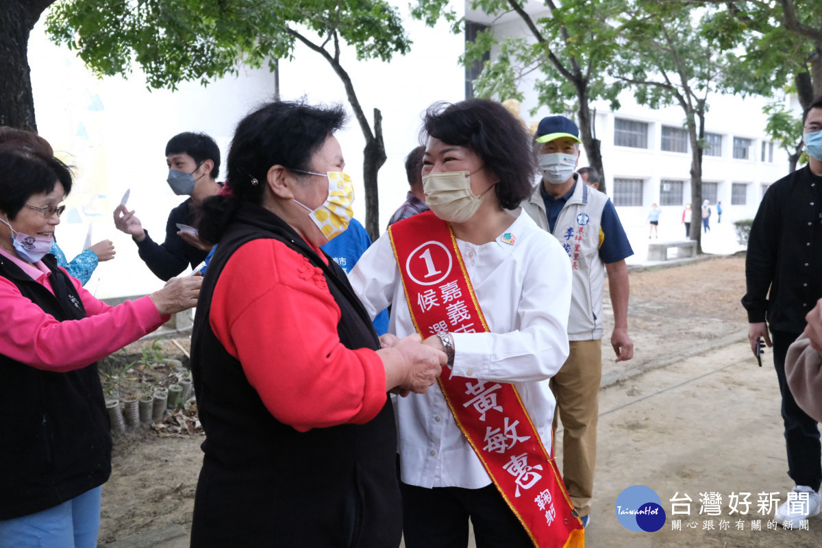 嘉義市長選舉進入選前最後一週,尋求連任的嘉義市長候選人黃敏惠一早前往港坪運動公園拜票/陳致愷翻攝