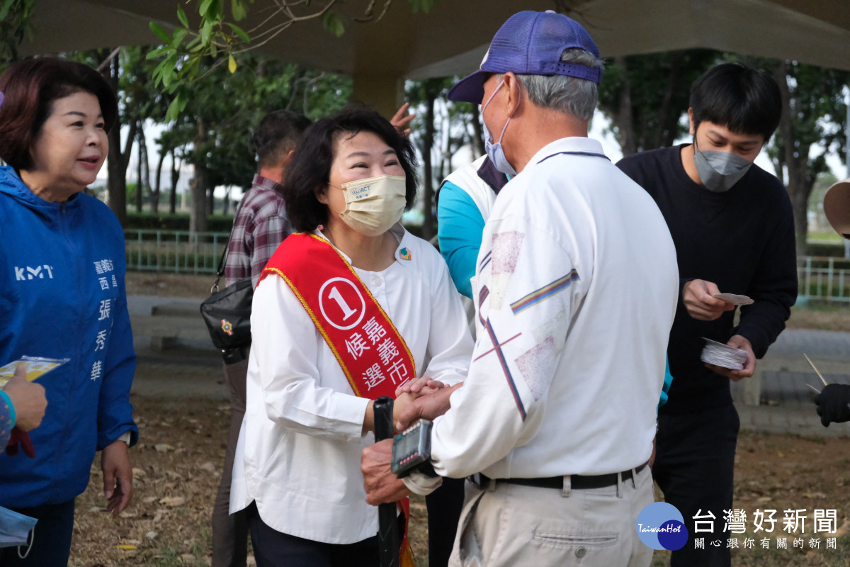 嘉義市長選舉進入選前最後一週,尋求連任的嘉義市長候選人黃敏惠一早前往港坪運動公園拜票/陳致愷翻攝