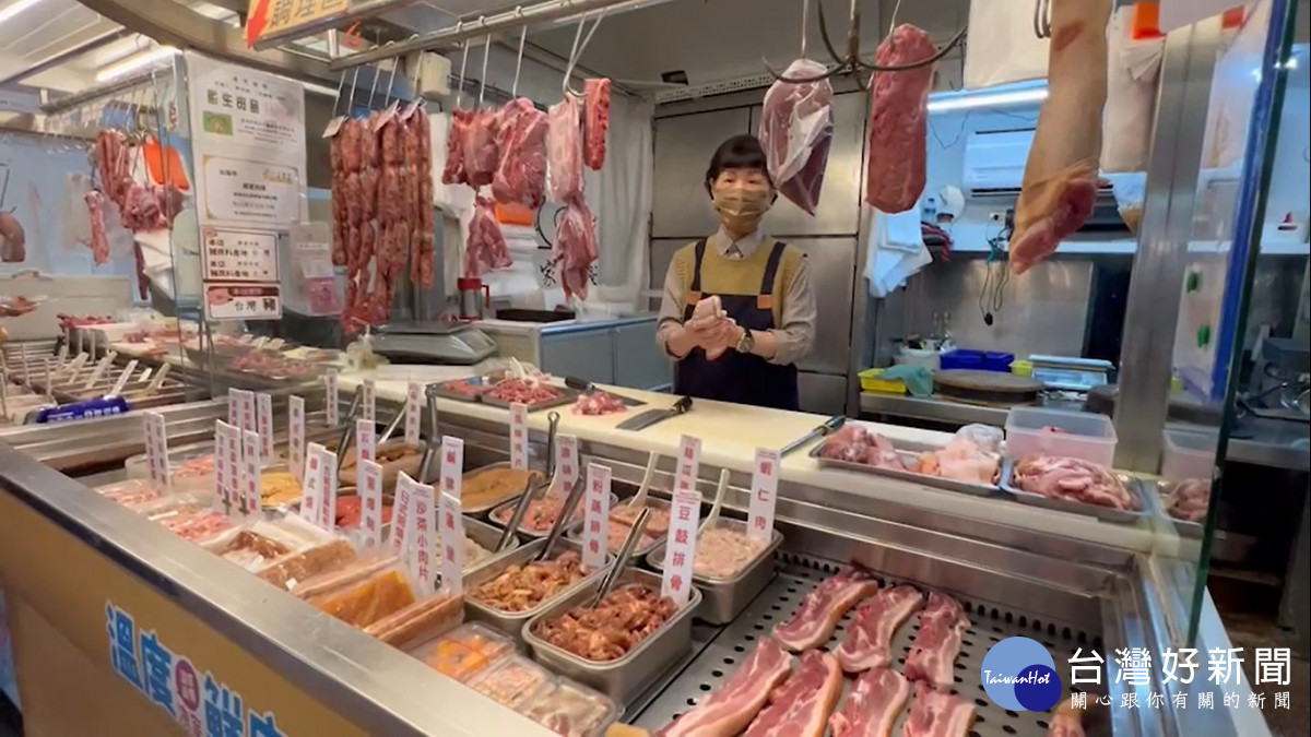東菜市的豬肉攤販售當天現宰的溫體豬肉還有加工肉品,也導入冷藏設備保鮮。(莊牧之攝)