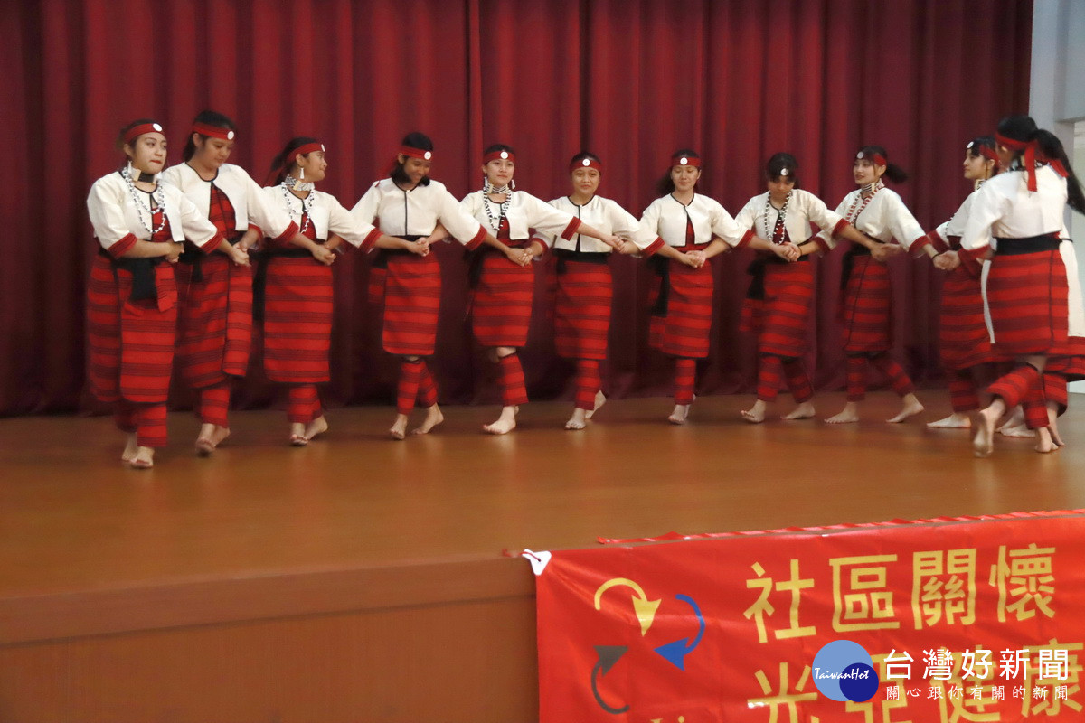 五育高中合唱團員來自多個族群歌聲優美。(記者扶小萍攝)