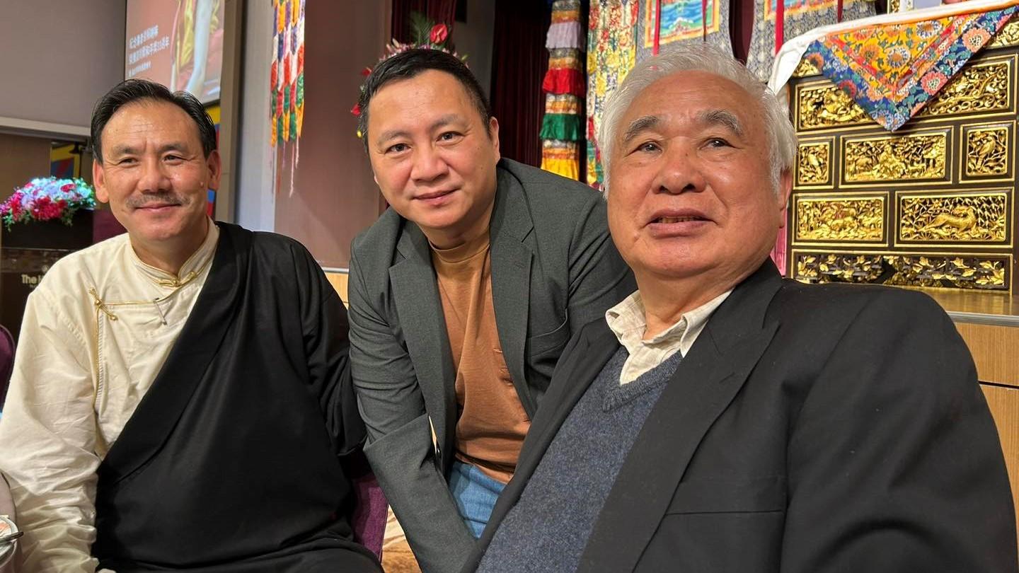中國民運人士王丹(中)。翻攝王丹臉書
