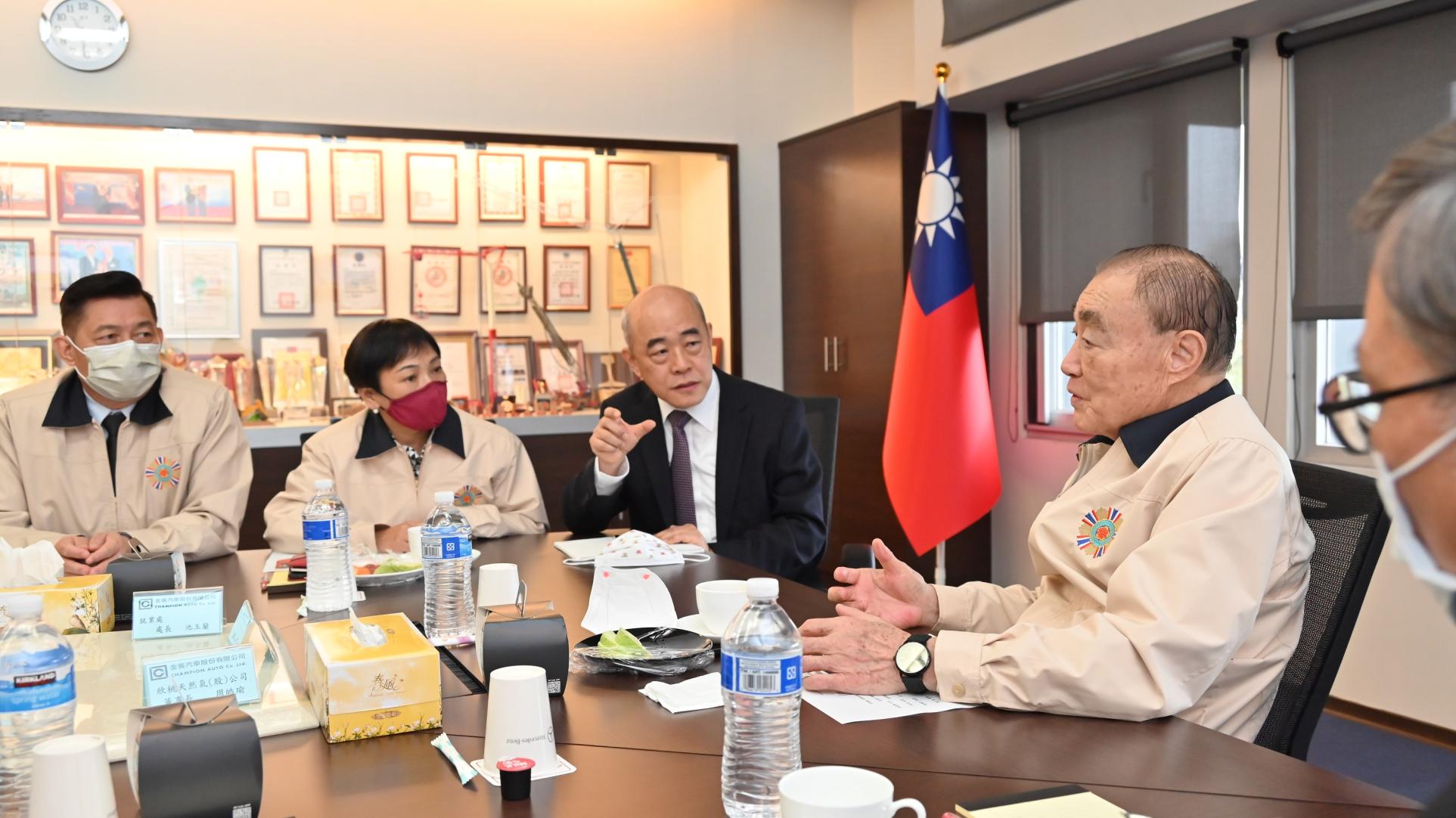 退輔會主委馮世寬率隊參訪國防協力廠商之一的金賓公司,由金賓董事長李大偉(圖中穿西裝者)接待說明。退輔會提供