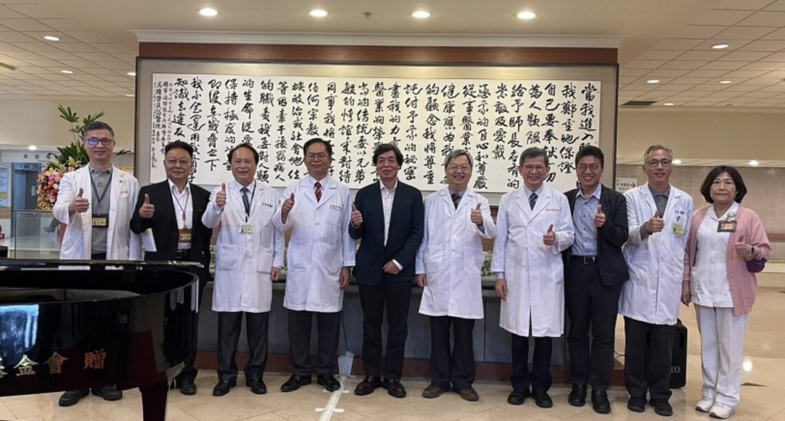 朱振南大師贈高榮「醫師誓詞」巨幅書法 與醫護共勉