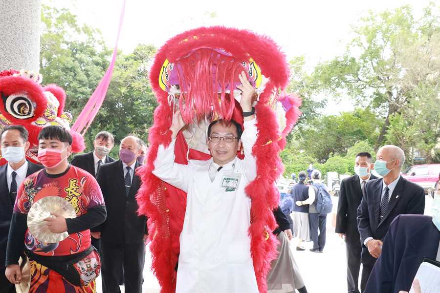 三義慈濟中醫醫院院長葉家舟舞動祥獅,為今日啟用儀式揭開序幕。