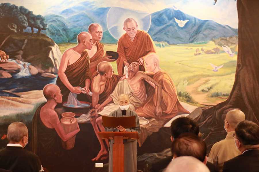 慈濟靜思精舍德勷法師代為宣讀證嚴法師賀辭,感恩苗栗縣府團隊、慈濟人與醫療團隊完成中醫醫院設置。