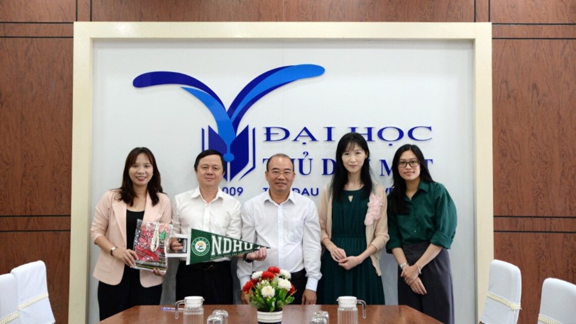 國立東華大學朱嘉雯主任訪問越南平陽省國立土龍木大學/波新聞