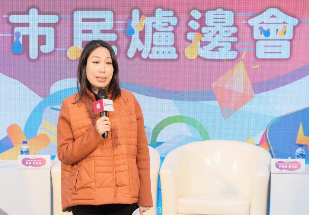 ▲桃園市政府資科局局長余宛如、在11日舉辦「科技 x SDGs 市民爐邊會」進行致詞。〔圖／桃園市政府資訊科技局提供〕