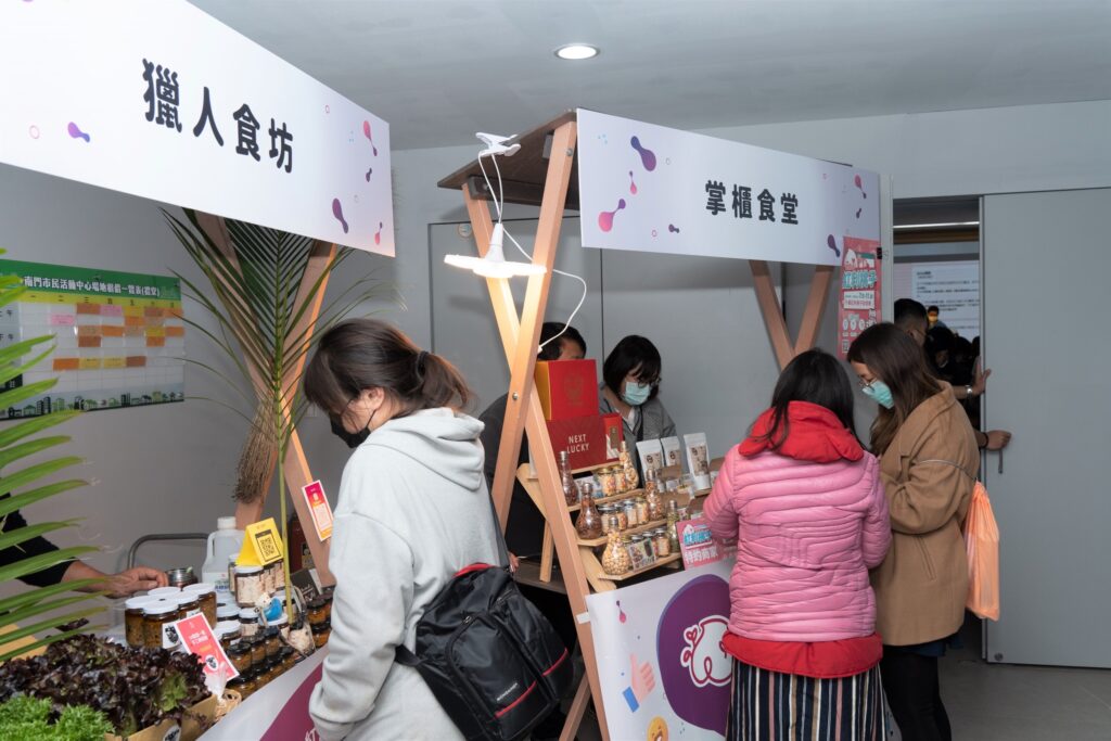 ▲11日的現場活動，除了有意見交流分享外，特別邀請市民卡紅利桃子的特約進行擺攤供民眾參與。〔圖／桃園市政府資訊科技局提供〕