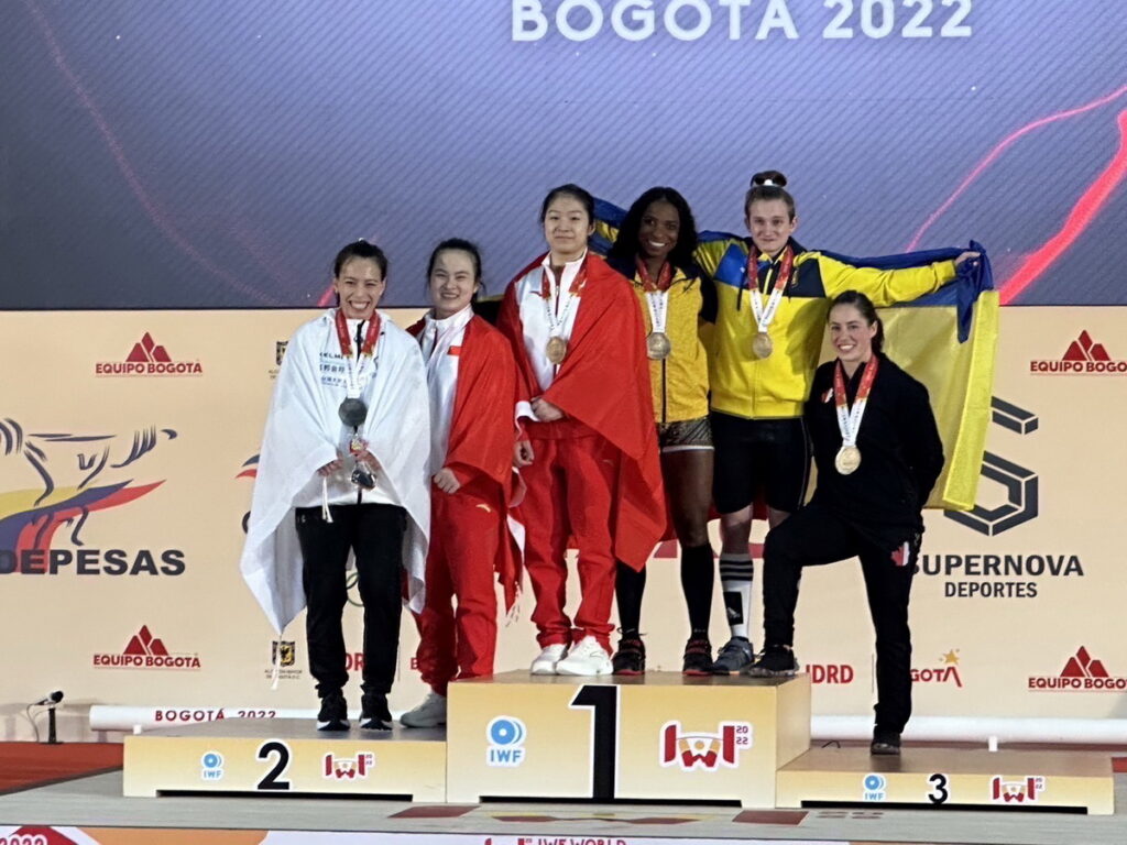 東奧後舉重女神郭婞淳亞世錦賽囊括兩面銀牌。與外籍選手有更多的溝通與互動