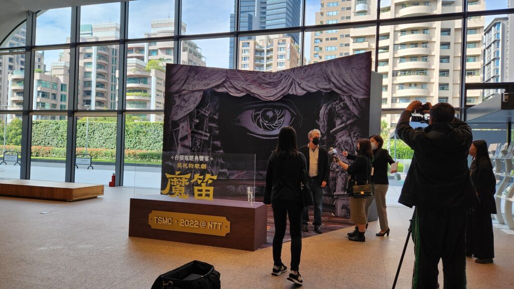 一樓大廳設有《魔笛》場景提供遊客拍照。(圖/陳惠玲攝影)