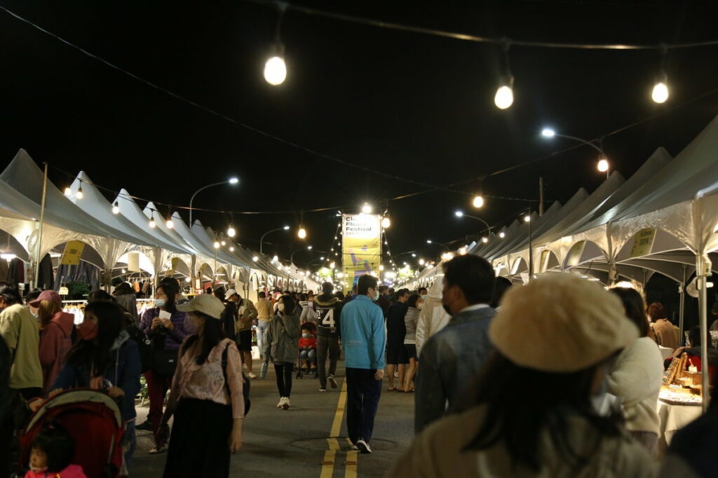 市集夜晚人潮