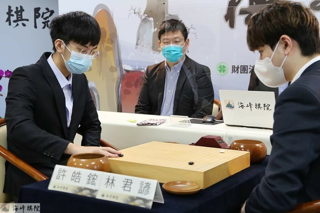 第十五屆棋王挑戰賽今(12日)舉行第五局,由許皓鋐名人執黑戰勝棋王林君諺,成功奪回「棋王」寶座,同時拿下今年第七座冠軍,一舉登基台灣「七冠王」