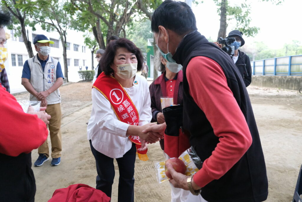 嘉義市長候選人黃敏惠努力不懈,一早來到港坪運動公園向鄉親拜票。