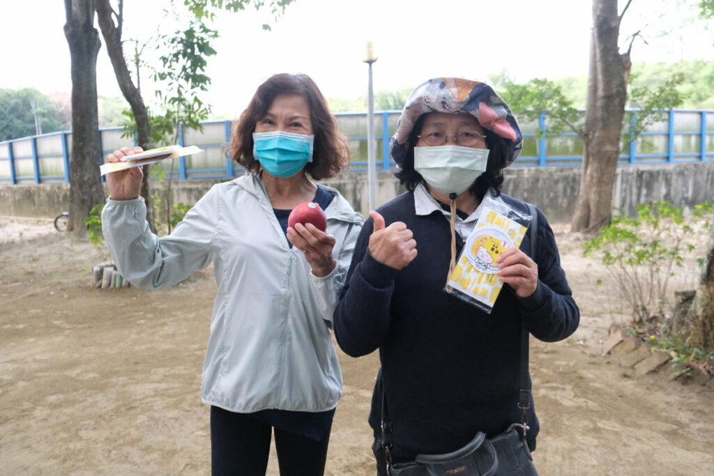 嘉義市長候選人黃敏惠努力不懈,一早來到港坪運動公園向鄉親拜票。