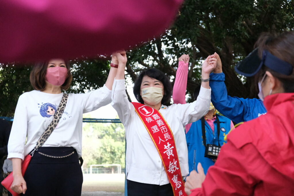 嘉義市長候選人黃敏惠努力不懈,一早來到港坪運動公園向鄉親拜票。