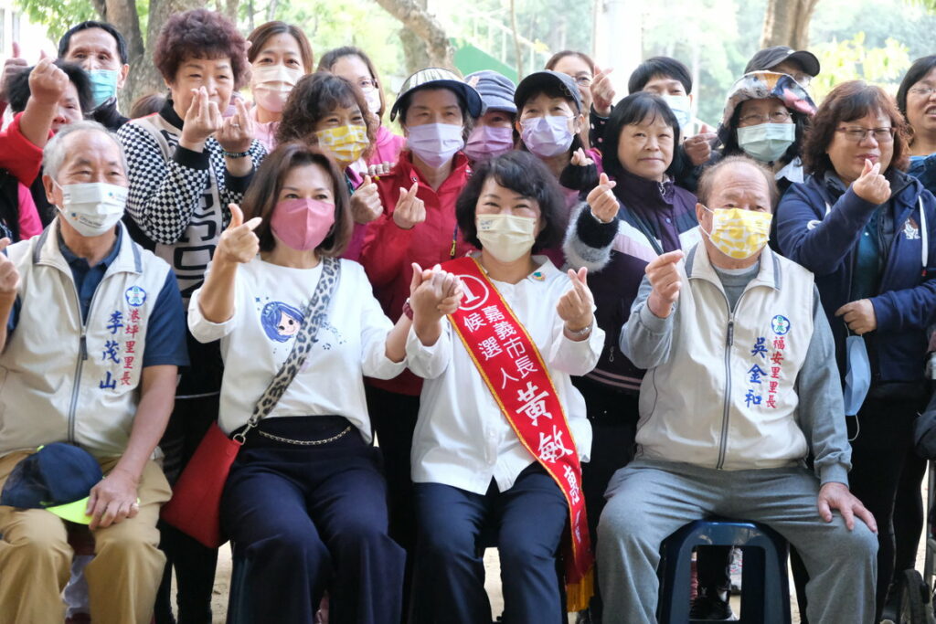 嘉義市長候選人黃敏惠努力不懈,一早來到港坪運動公園向鄉親拜票。